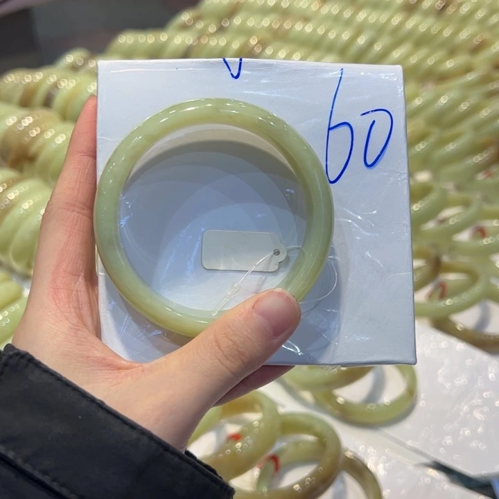 和田玉未镶嵌手镯