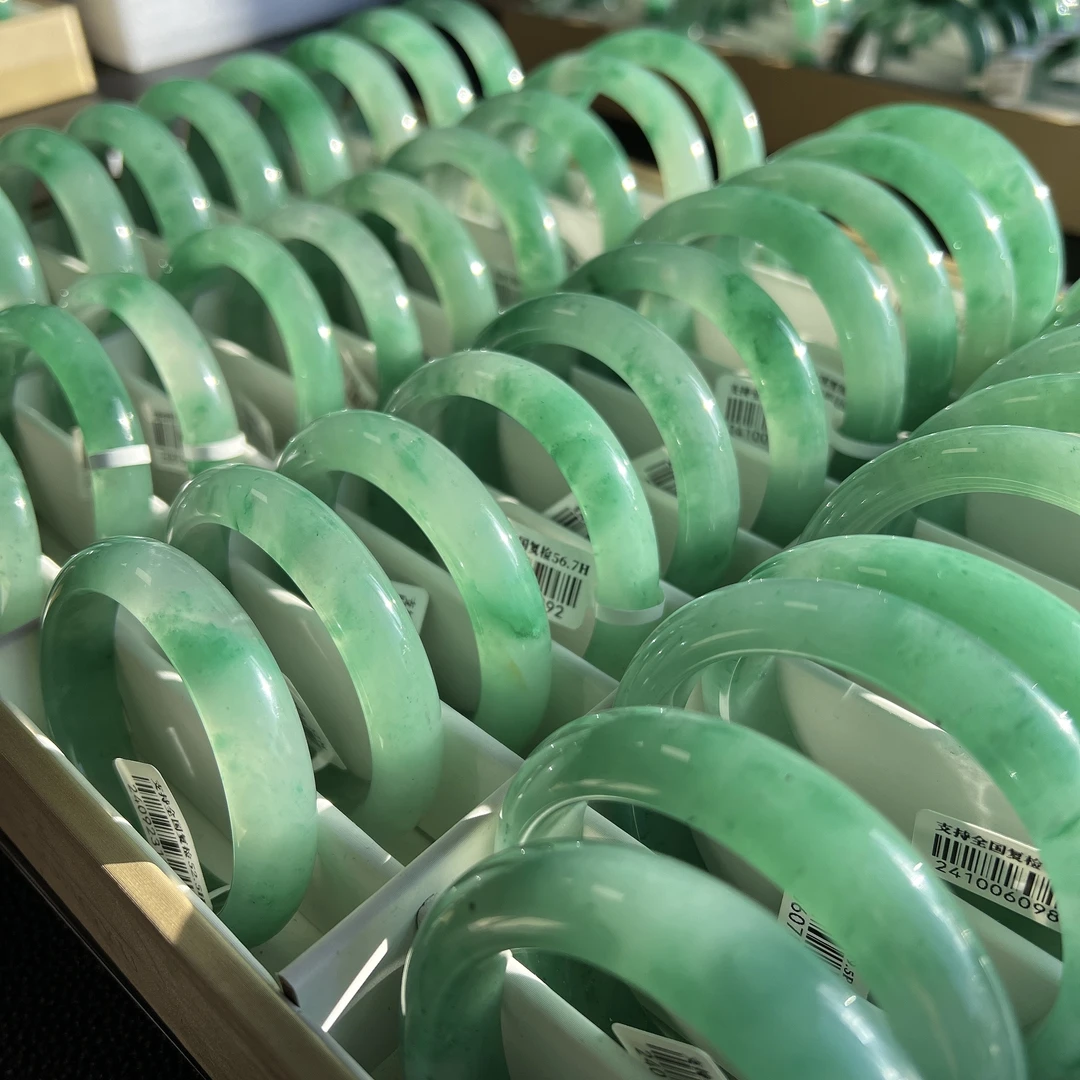 【云岭贡玉】甜到心窝的绿 I 天然玉石独龙玉 冰飘浅绿花手镯