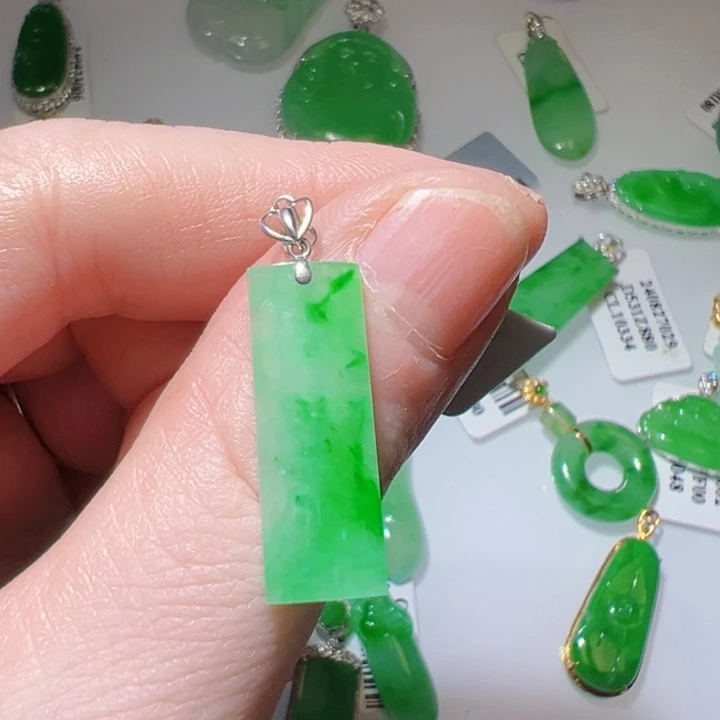 颈饰18K金镶嵌翡翠