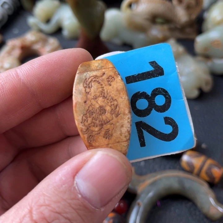 和田玉颈饰未镶嵌文****者