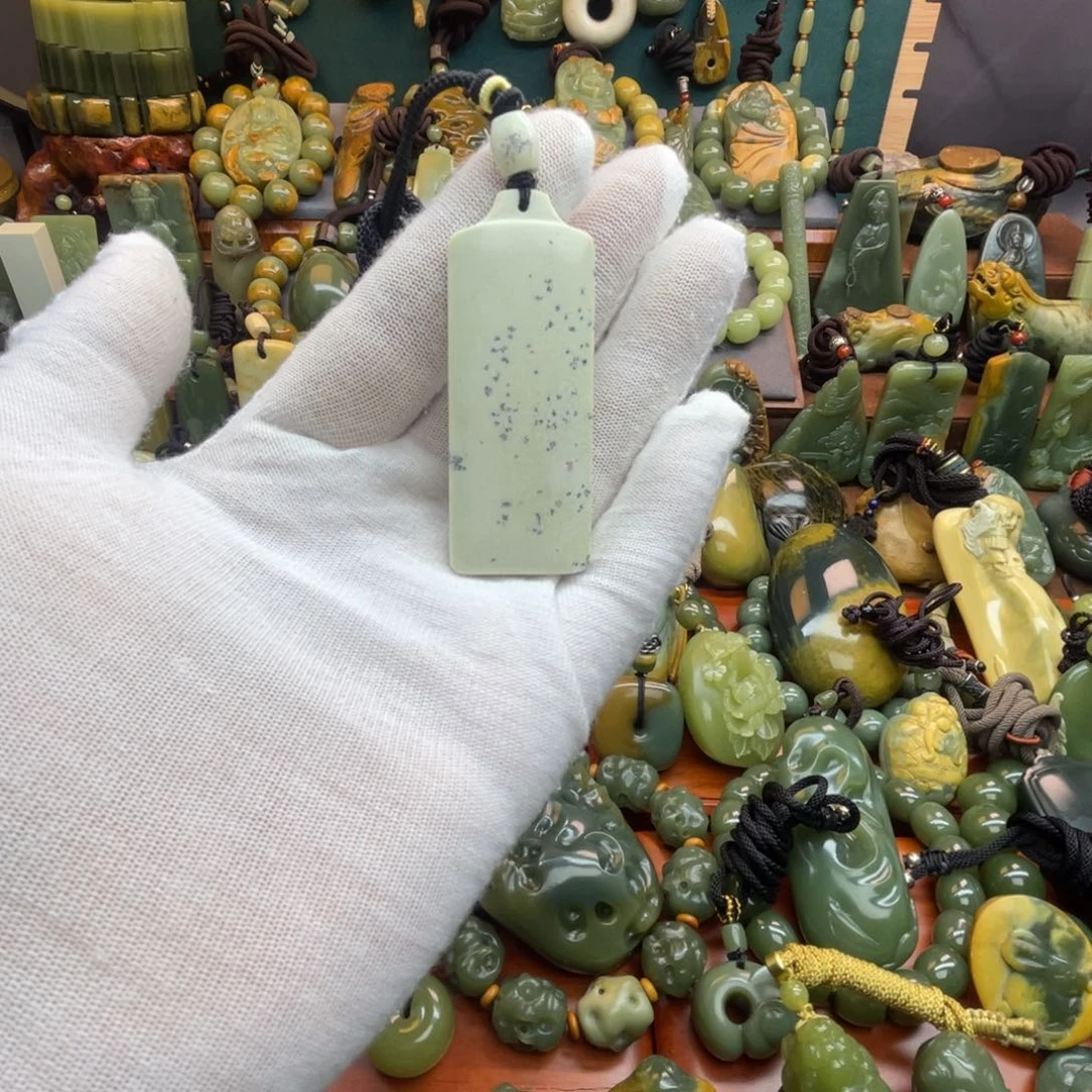 岫岩老玉（透闪石质玉）未镶嵌颈饰