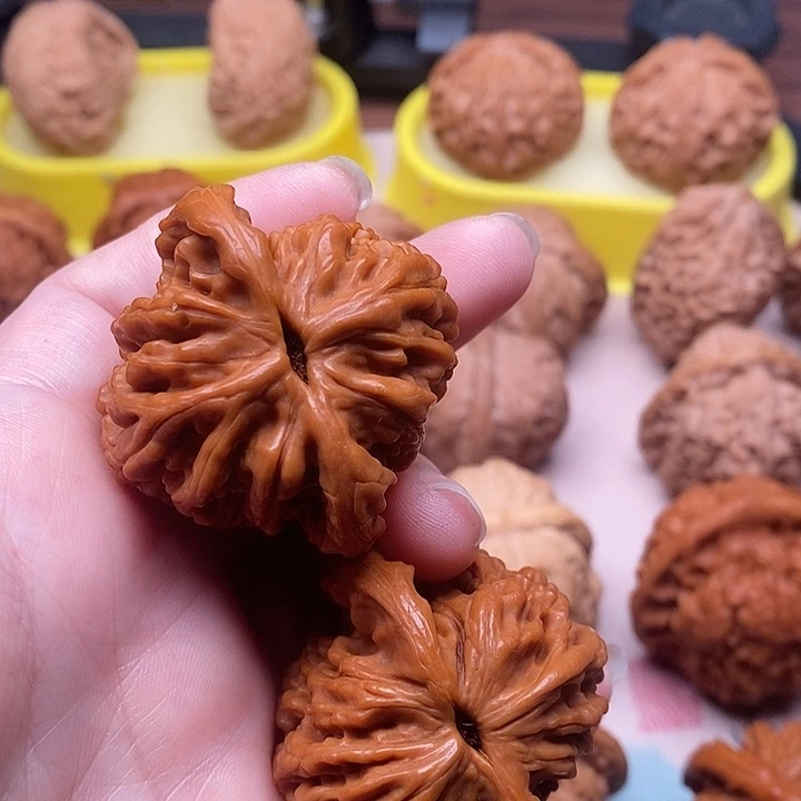 文玩核桃吊坠虎头