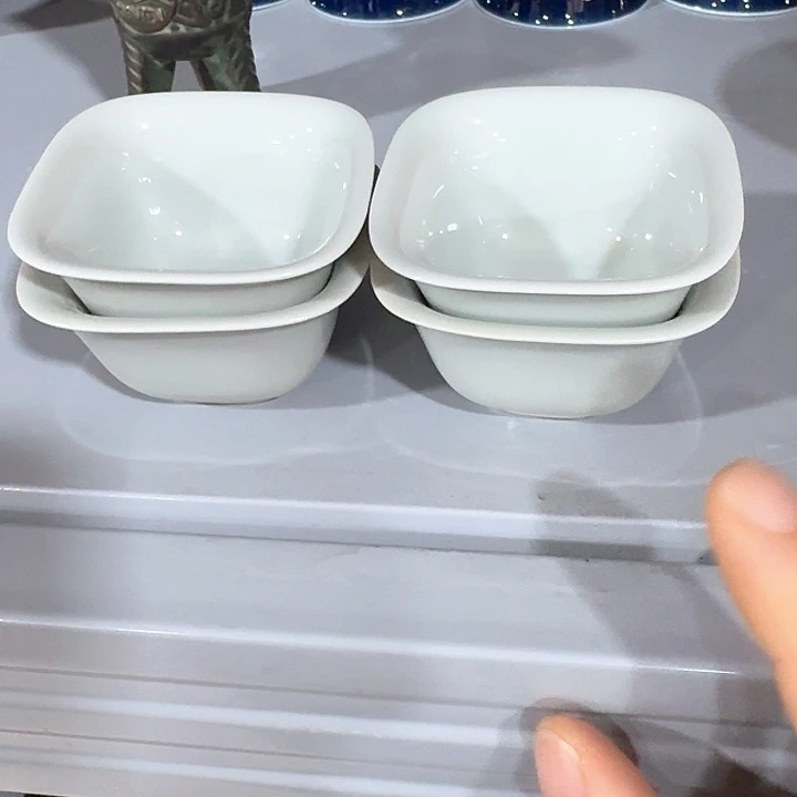 主人杯一个，瓷。。。品茗瓷