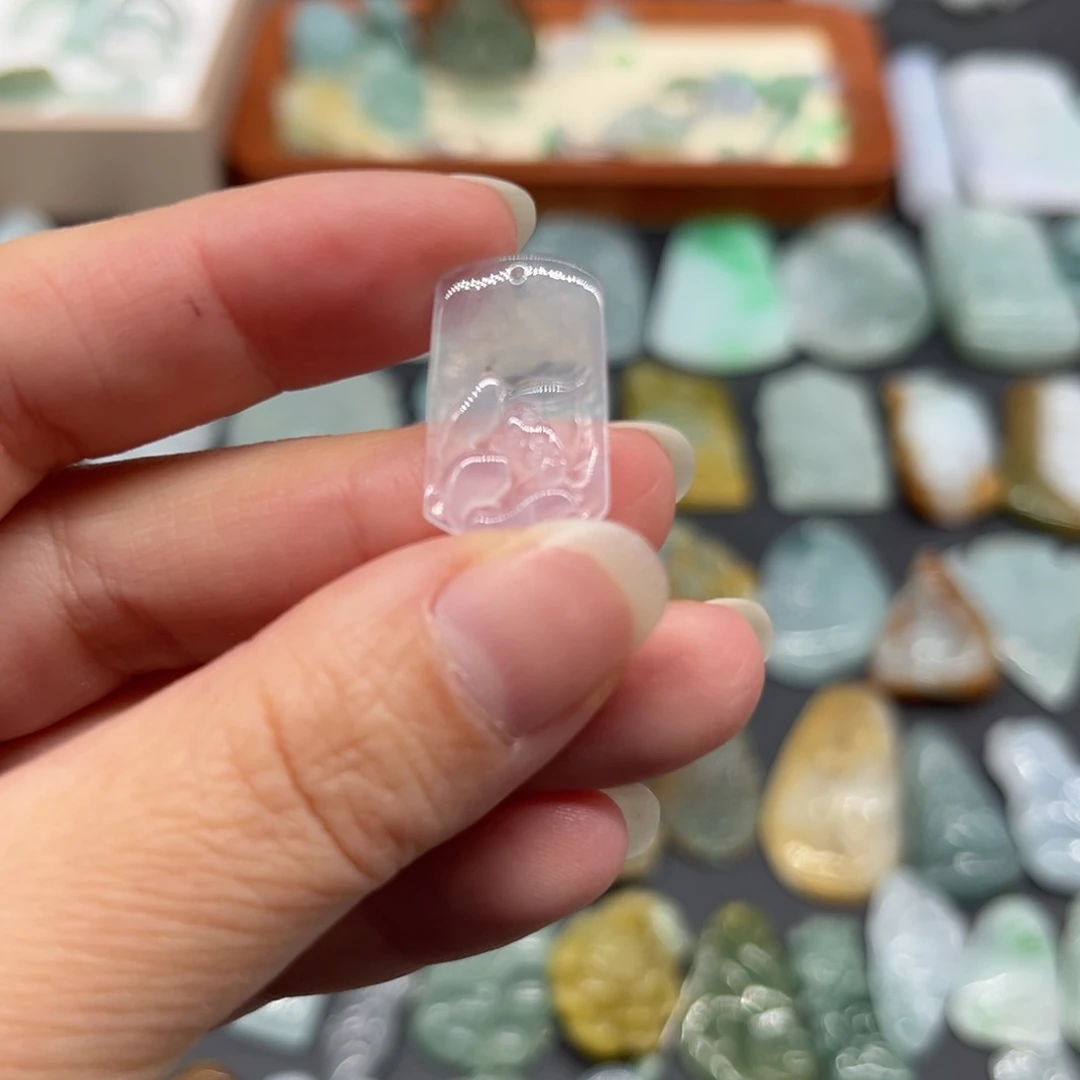 翡翠未镶嵌颈饰莲花