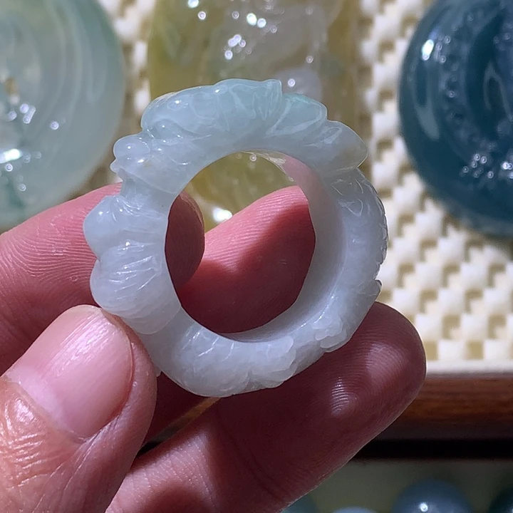 翡翠未镶嵌颈饰龙扳指