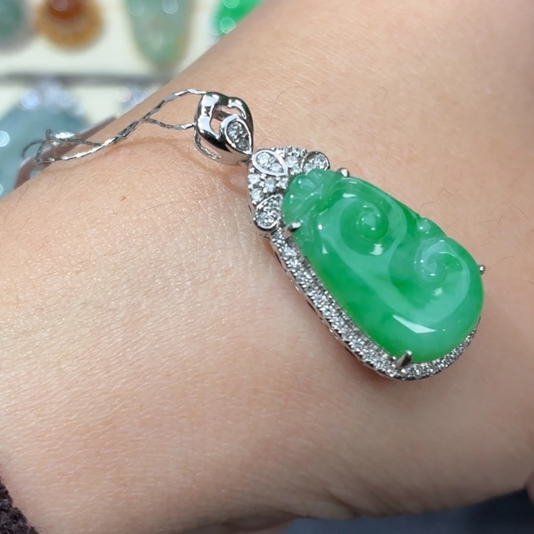 翡翠18K金镶嵌颈饰