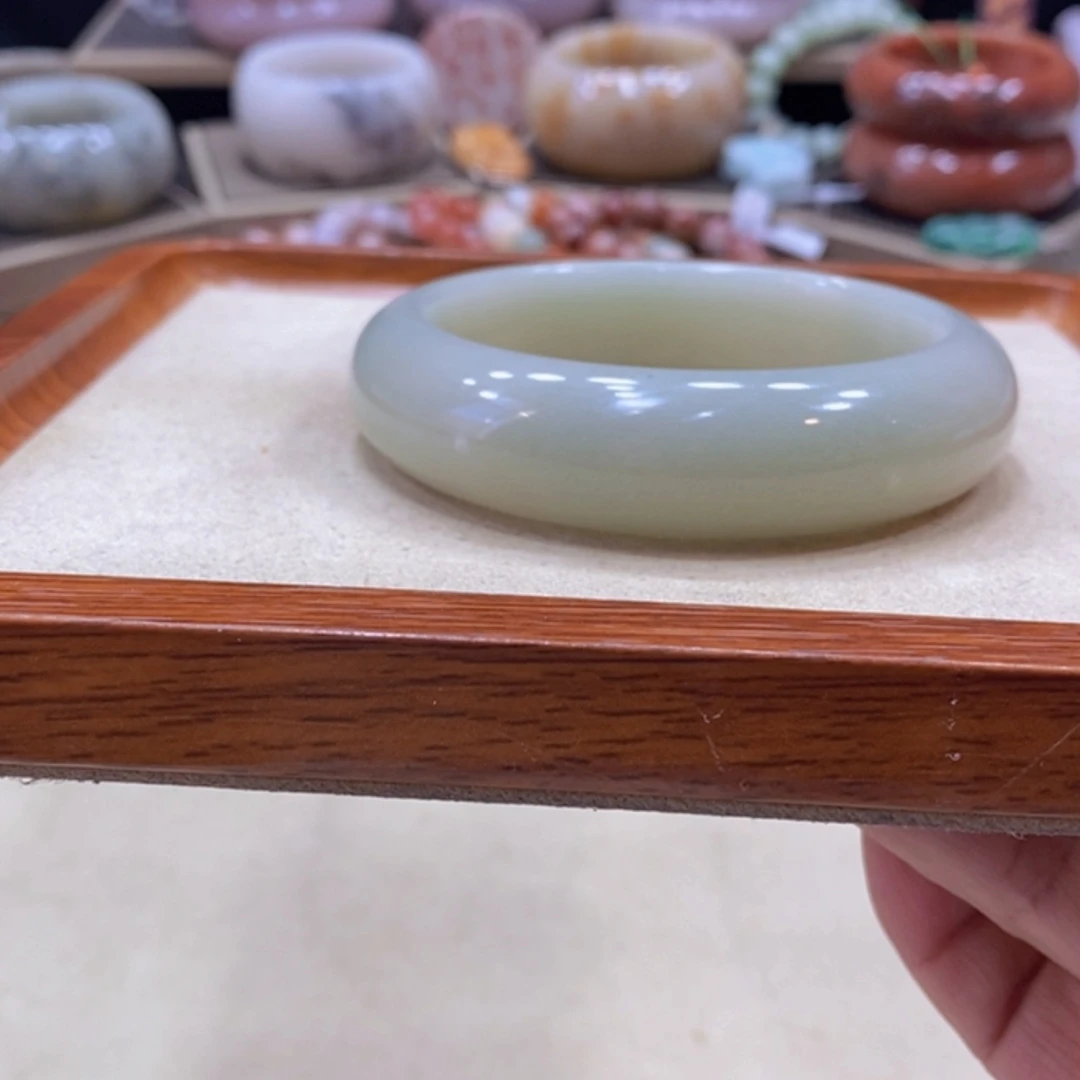 【闪购商品】未镶嵌手镯石英岩玉