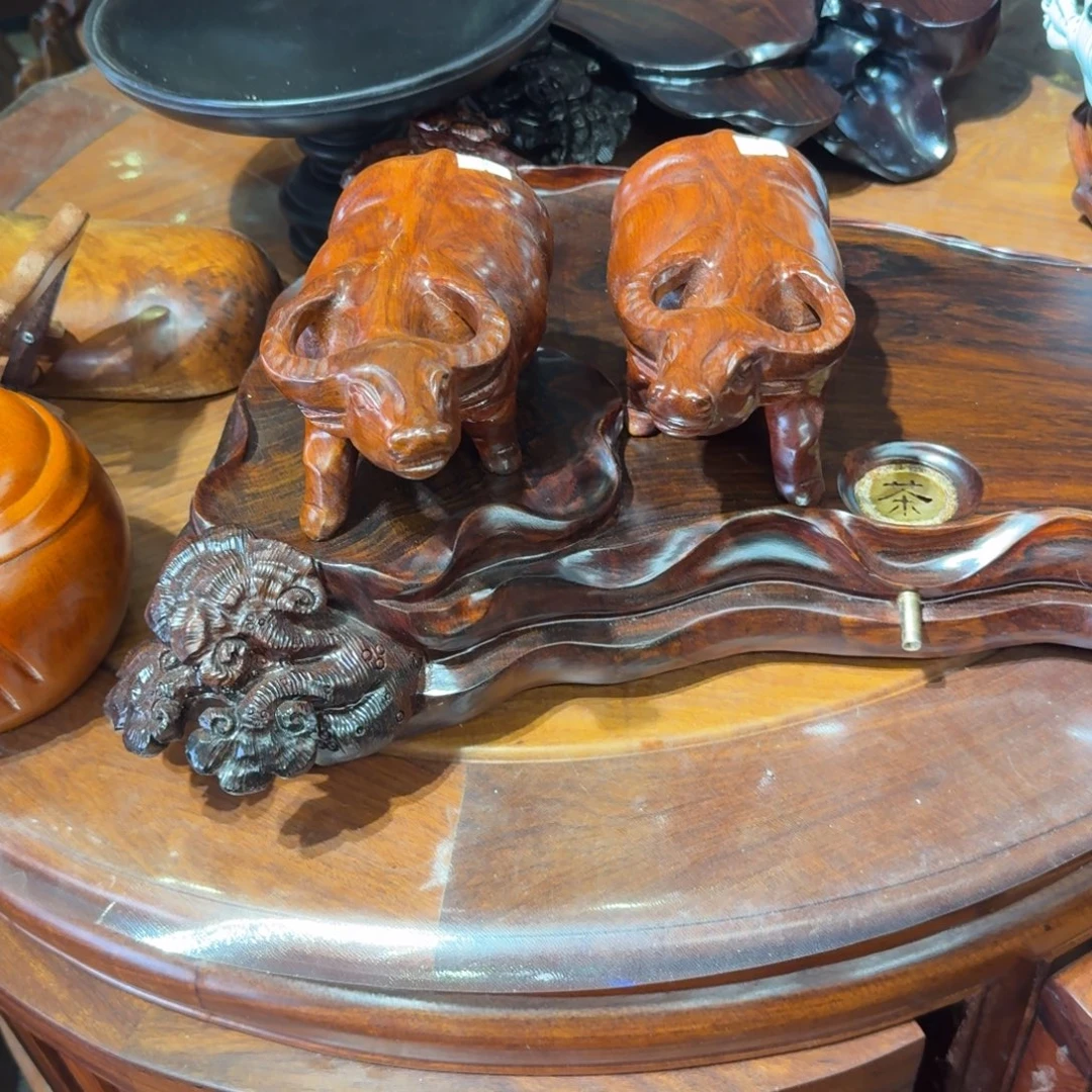人***客大果紫檀（缅甸花梨）牛摆件