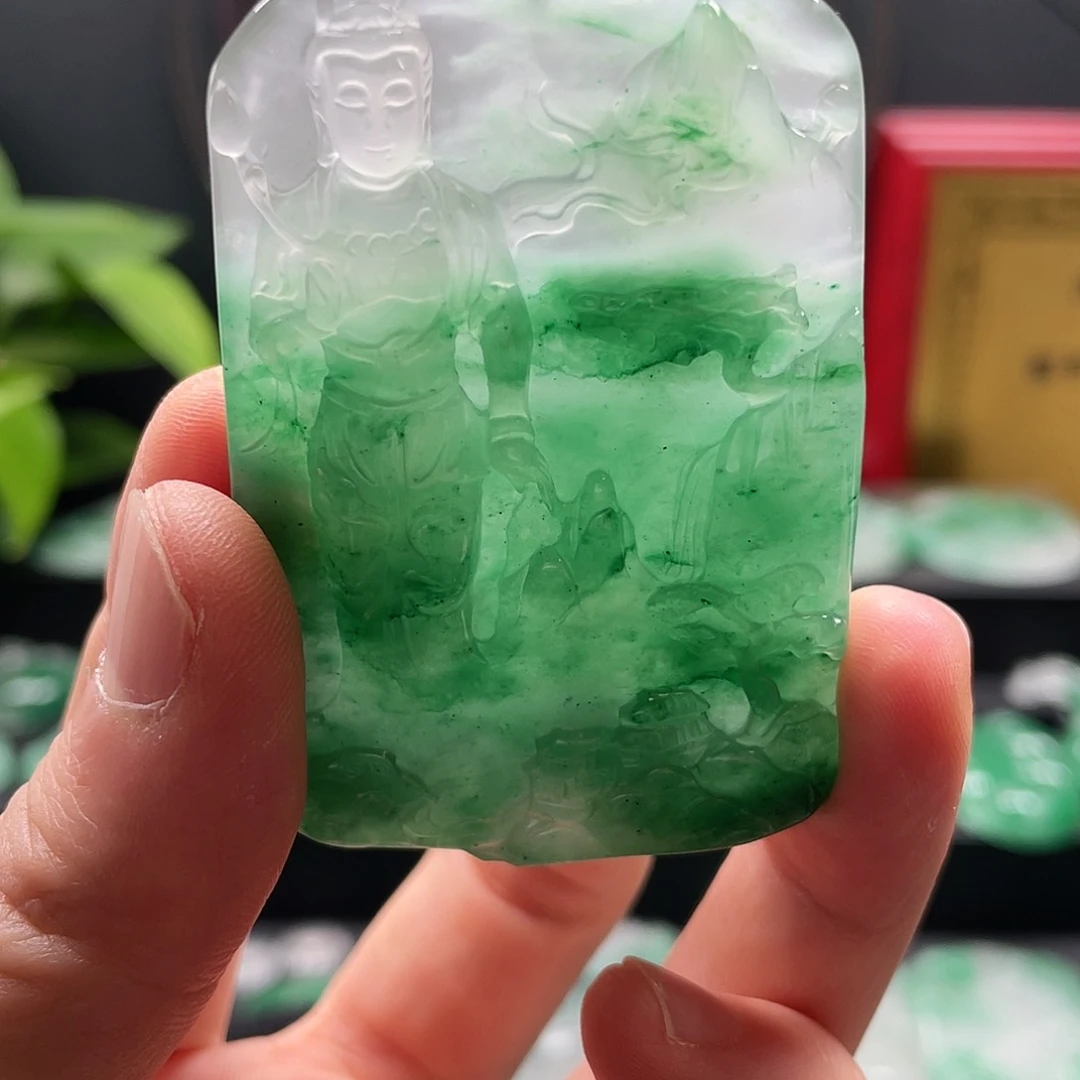 石英质玉吊坠未镶嵌?