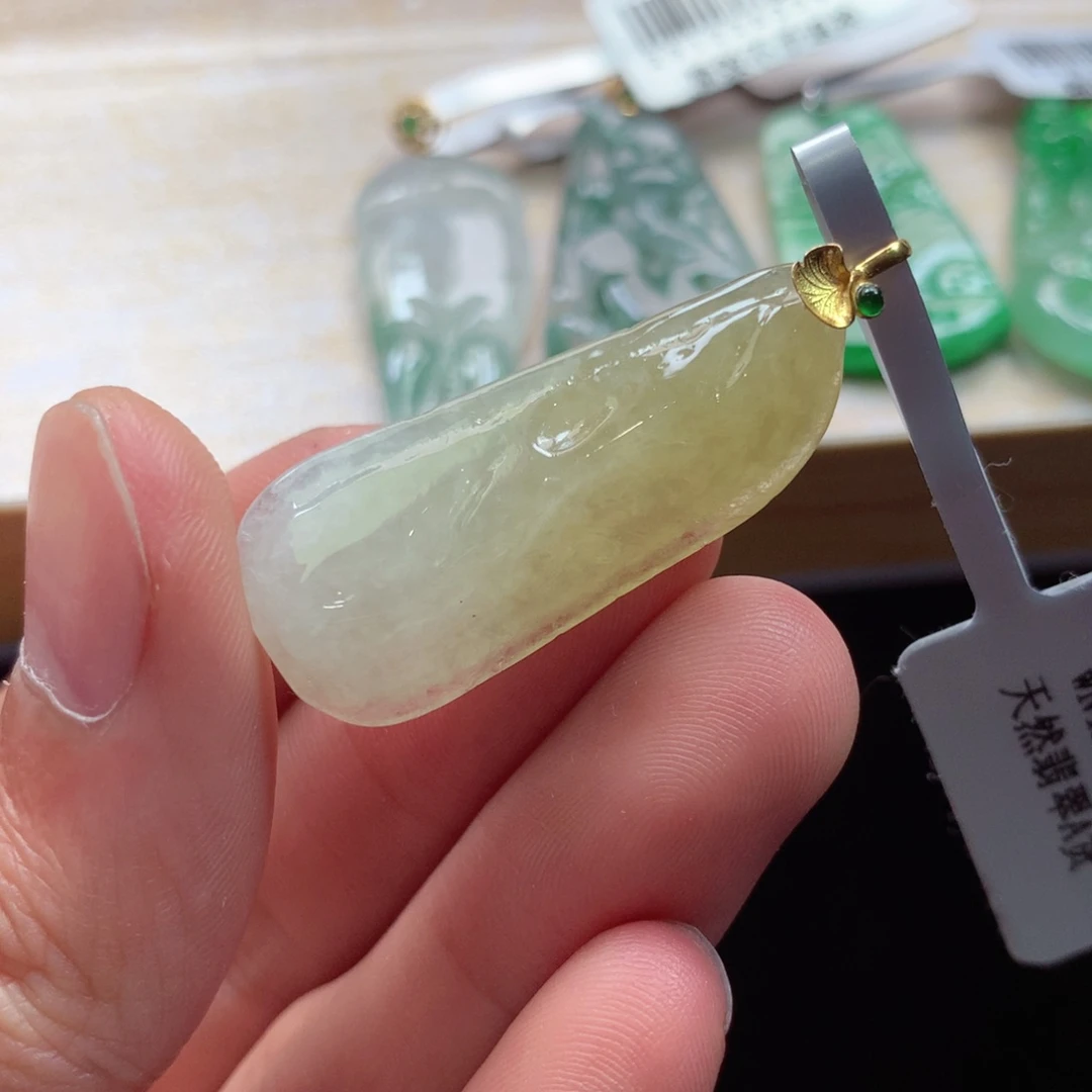翡翠18K金镶嵌颈饰吊坠