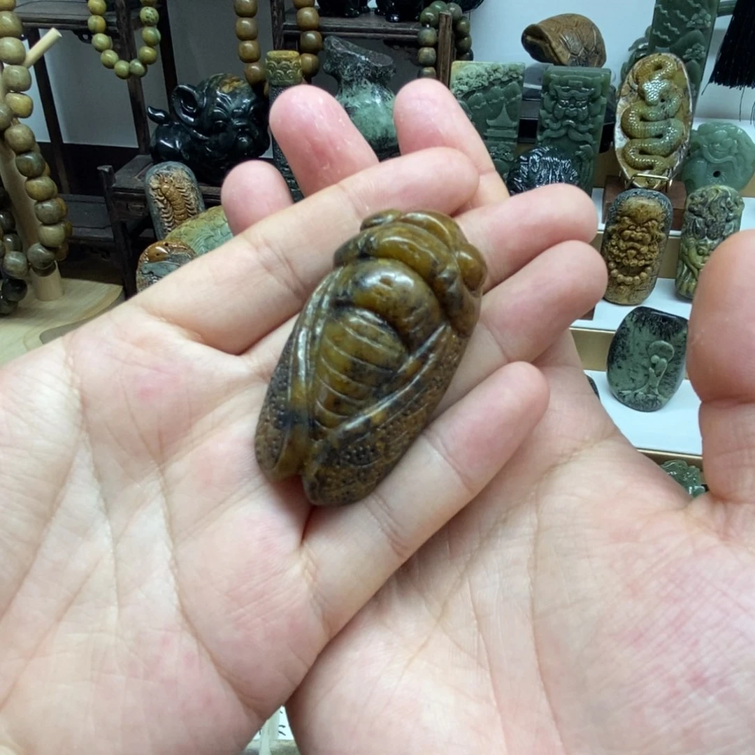 未镶嵌岫岩河磨玉（透闪石质玉）把件教****侠