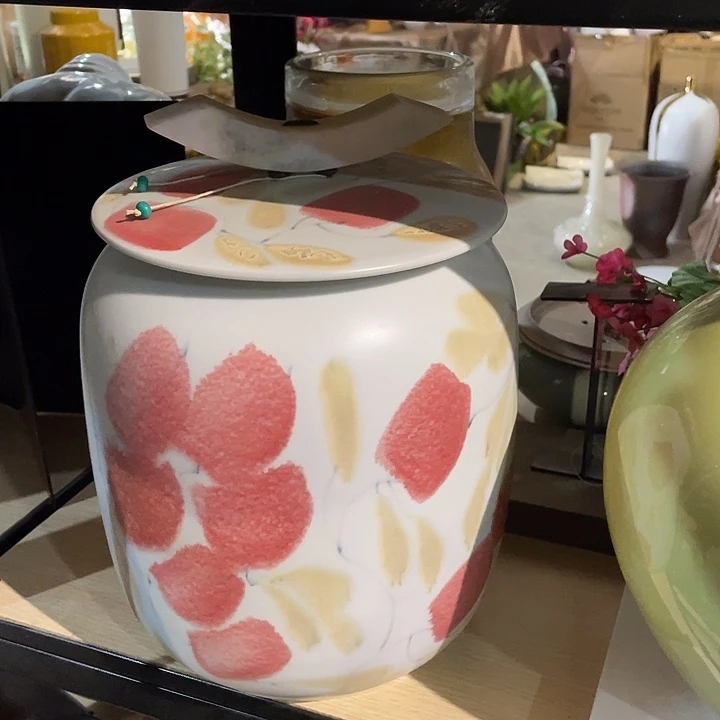 陶瓷花瓶，茶杯茶具。