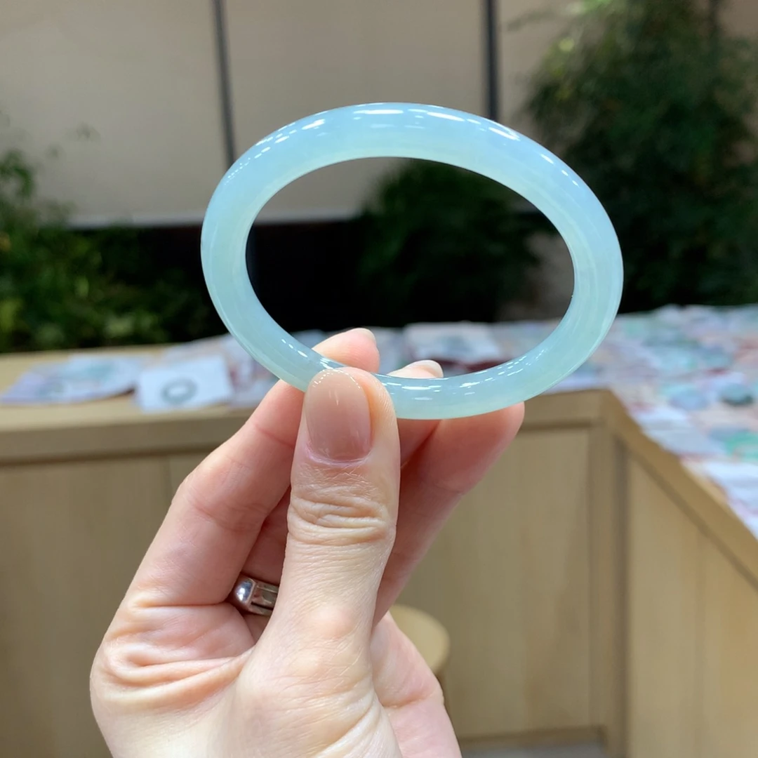 翡翠手镯未镶嵌不退不换