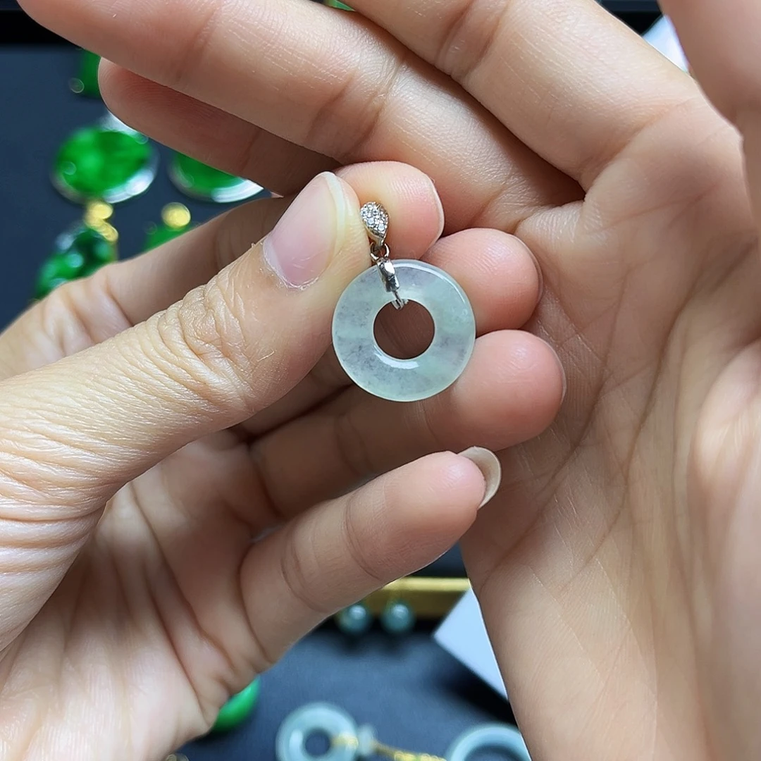 翡翠合金颈饰有纹裂