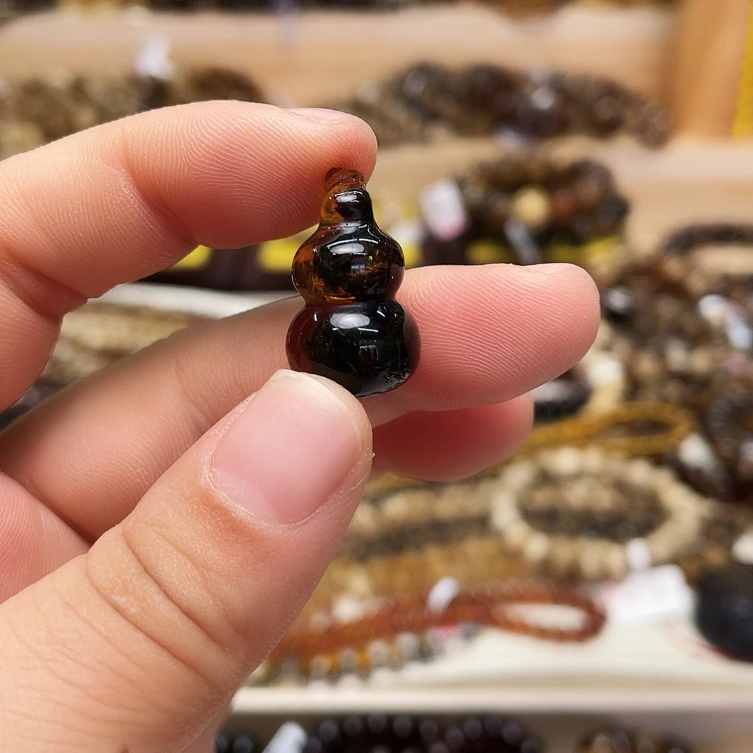 悦***茗未镶嵌琥珀裸石大