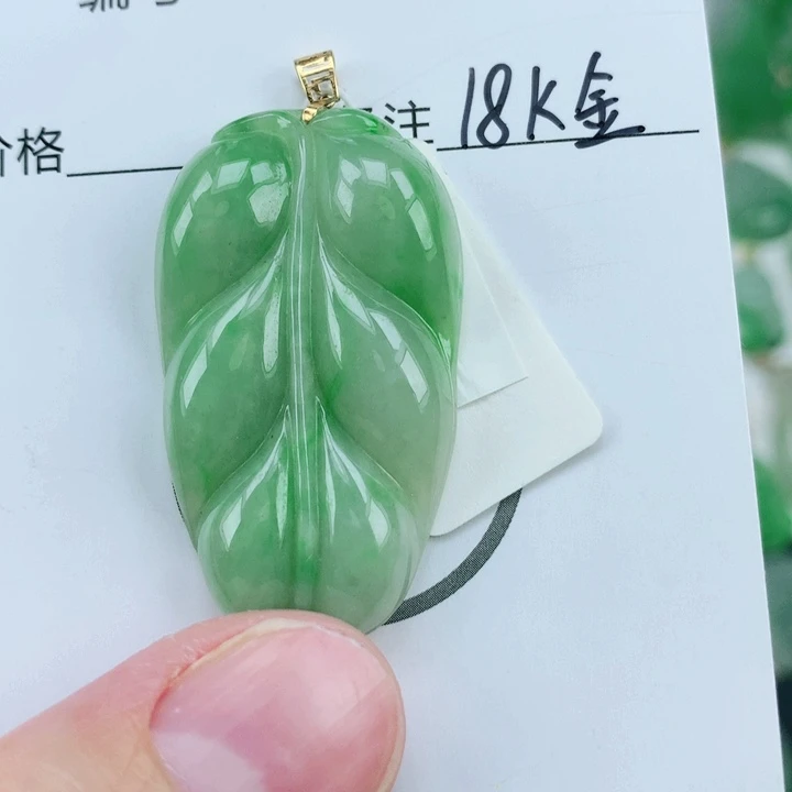 颈饰18K金镶嵌翡翠