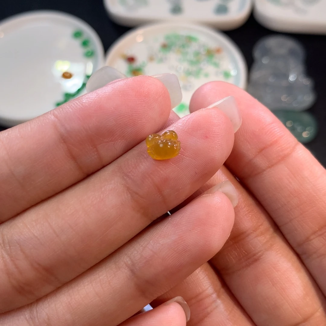 翡翠裸石未镶嵌黄翡螃蟹