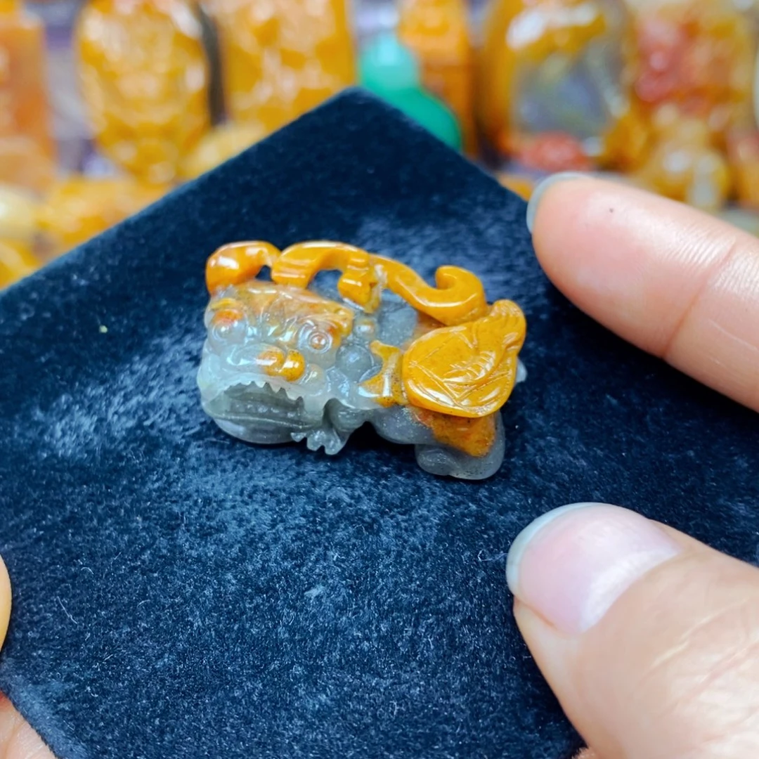 未镶嵌石英质玉（黄龙玉）颈饰
