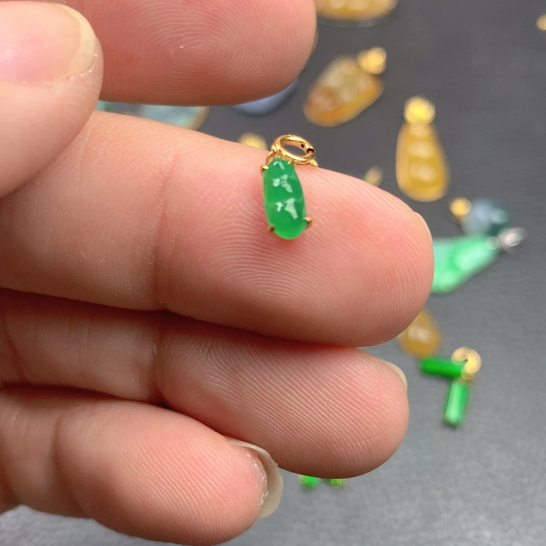 【闪购商品】颈饰18K金镶嵌翡翠勿***?翡翠