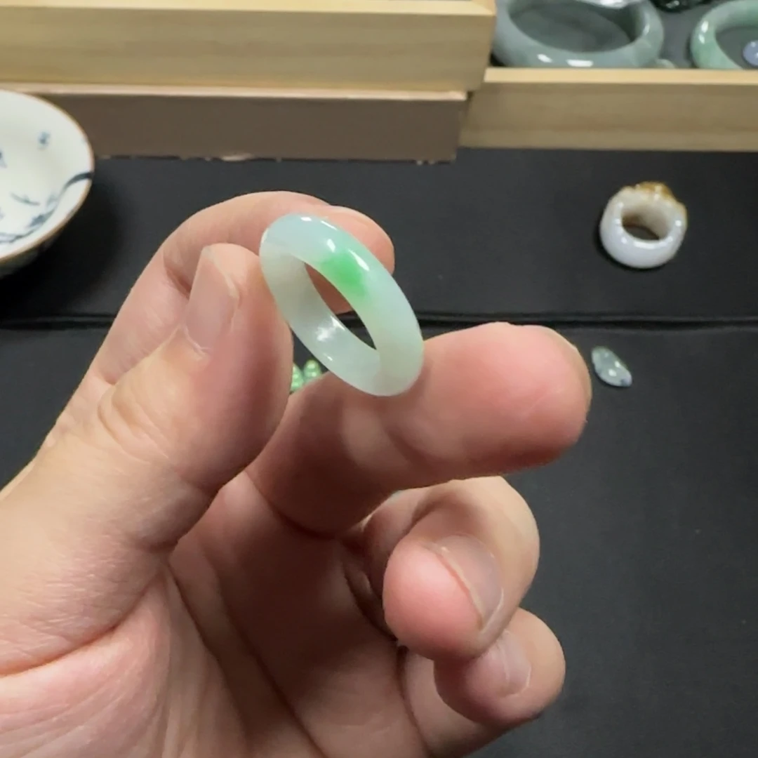 翡翠戒指未镶嵌白底青绿花尾戒