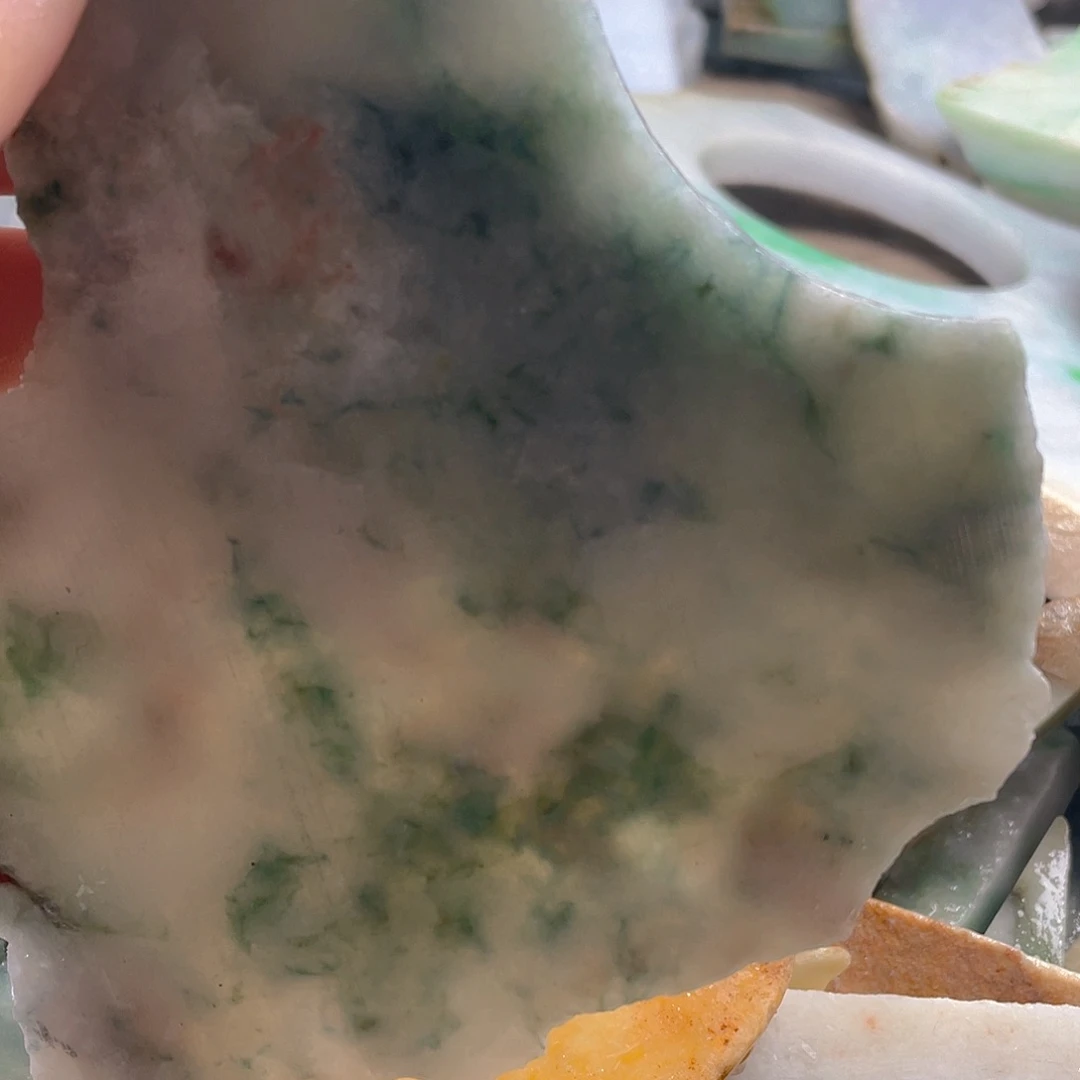 颈饰未镶嵌翡翠。