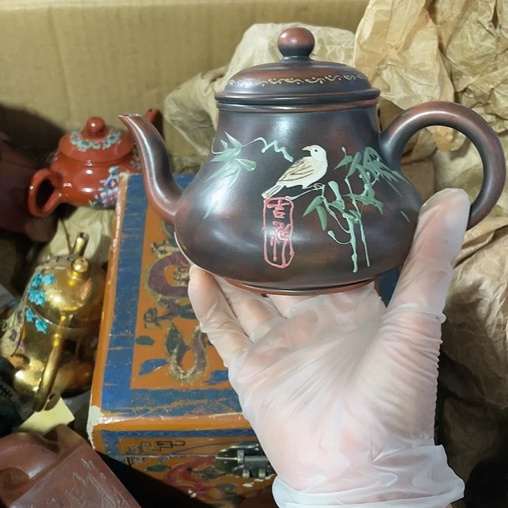 茶壶紫砂原矿泥料，手工制作一把紫砂壶。