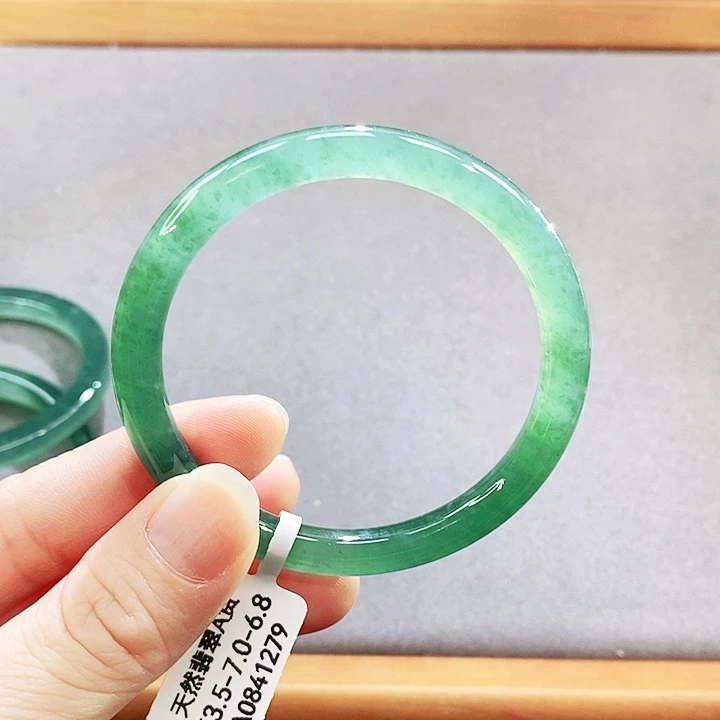 翡翠未镶嵌手镯（圆镯）