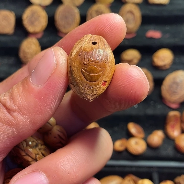 信**开天然杏核纯手工制作招财进宝吊坠