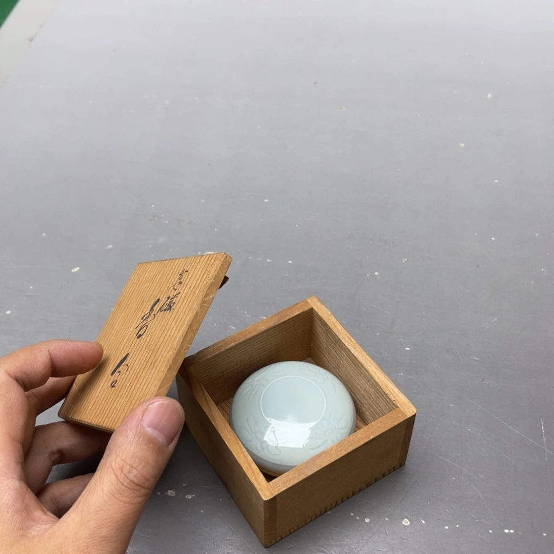 大***丽瓷片密密麻麻地铺满一