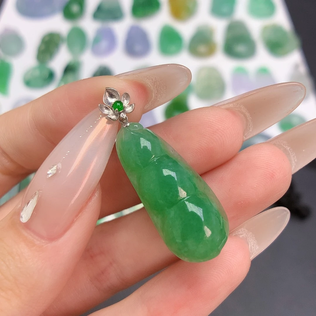 翡翠18K金镶嵌颈饰福豆