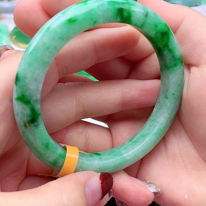 翡翠手镯未镶嵌翡翠