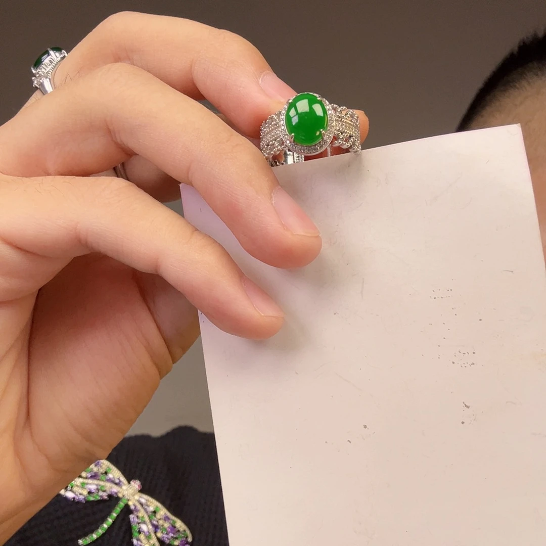 翡翠未镶嵌颈饰一件