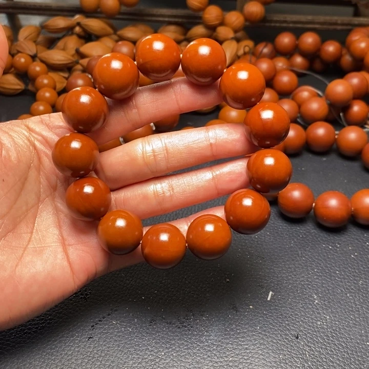 橄榄核吊坠1.8尺寸树王鸡血红光珠全品