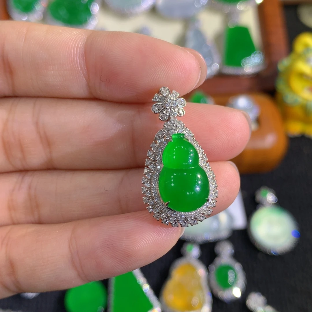 翡翠18K金镶嵌颈饰