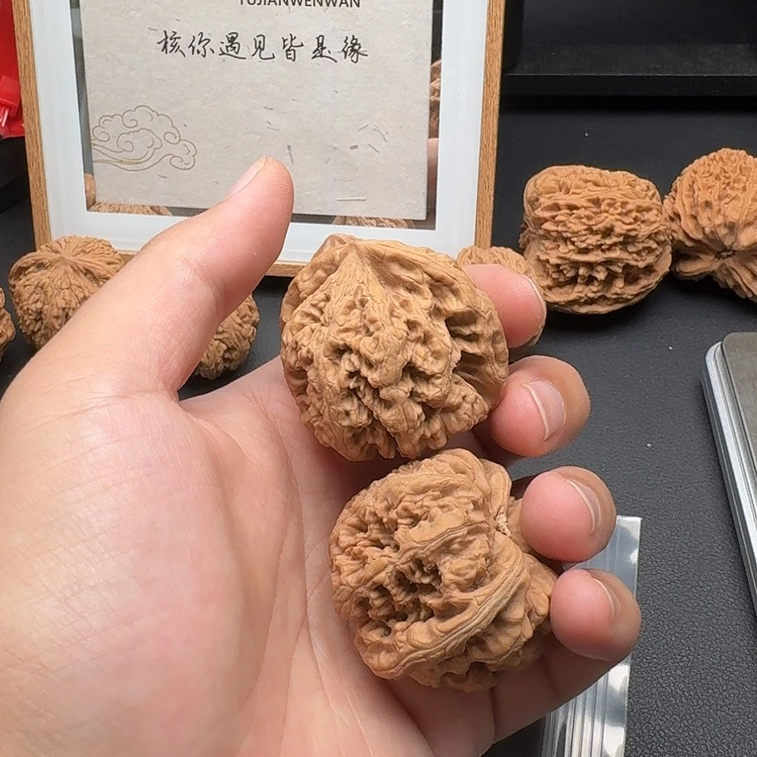 秉***文玩核桃吊坠粗筋点黄