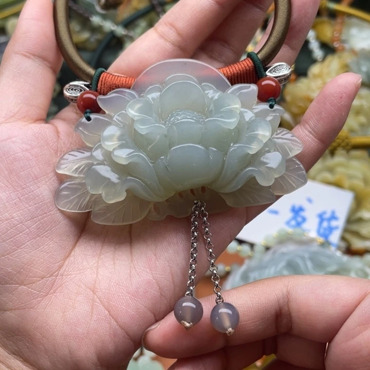 蛇纹石玉吊坠合金