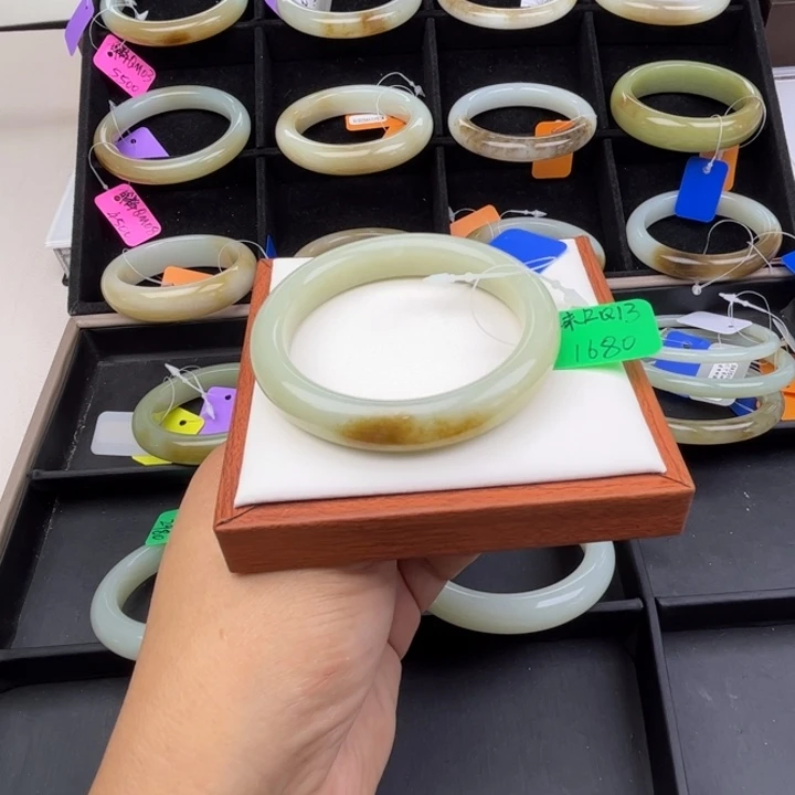 未镶嵌手镯和田玉七月