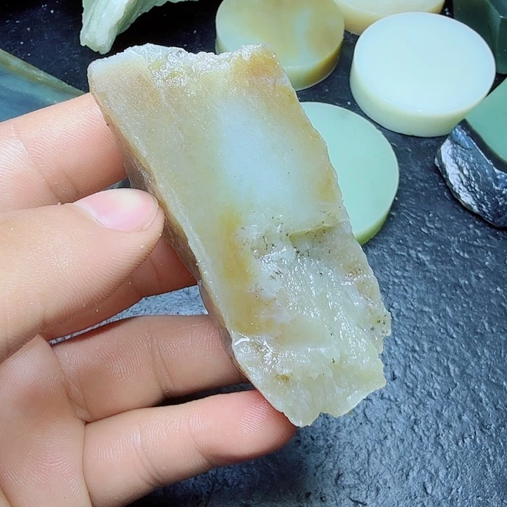 和田玉（糖玉）未镶嵌珠宝奇石