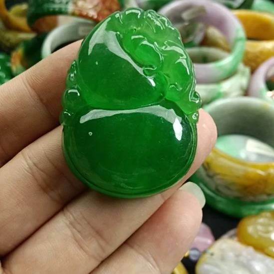 翡翠未镶嵌颈饰敬*