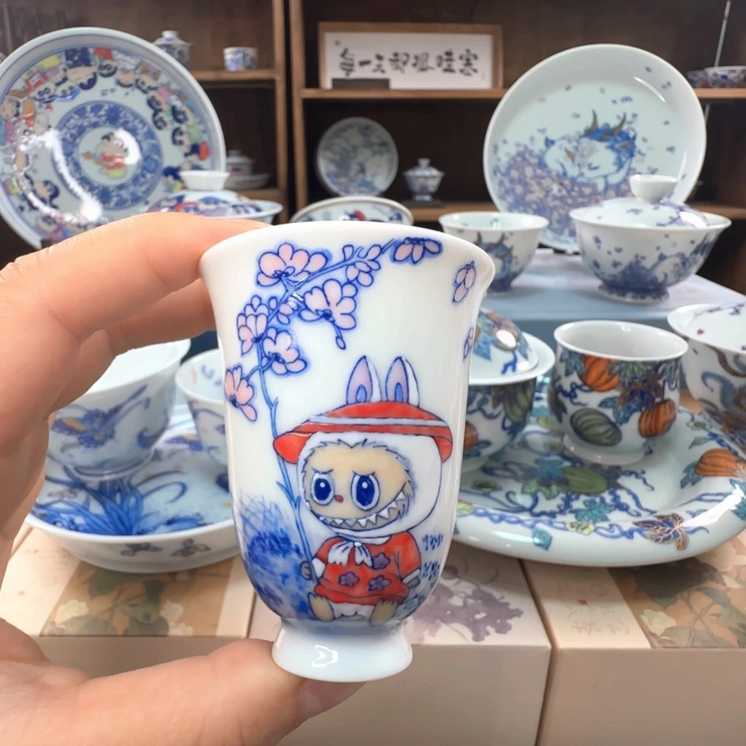 景德镇手绘青花斗彩拉Bu Bu杯