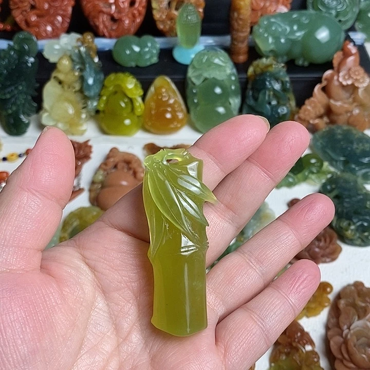 未镶嵌蛇纹石玉颈饰露***白