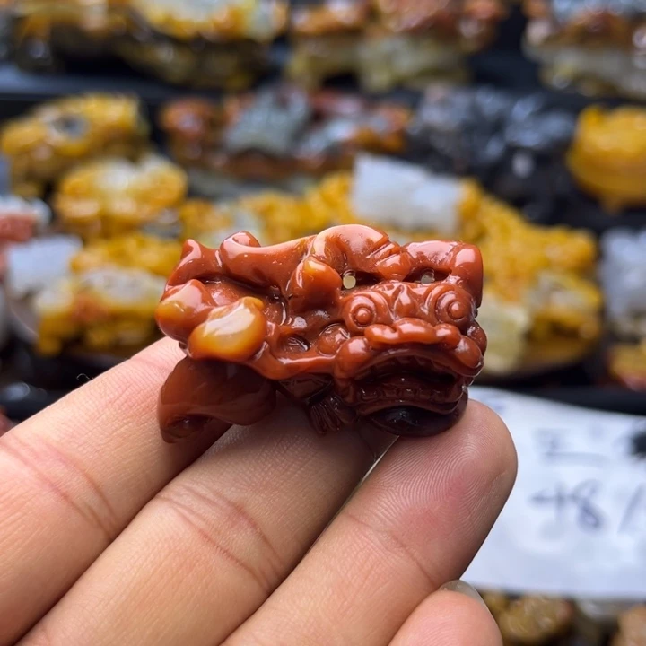 石英质玉（黄龙玉）未镶嵌颈饰