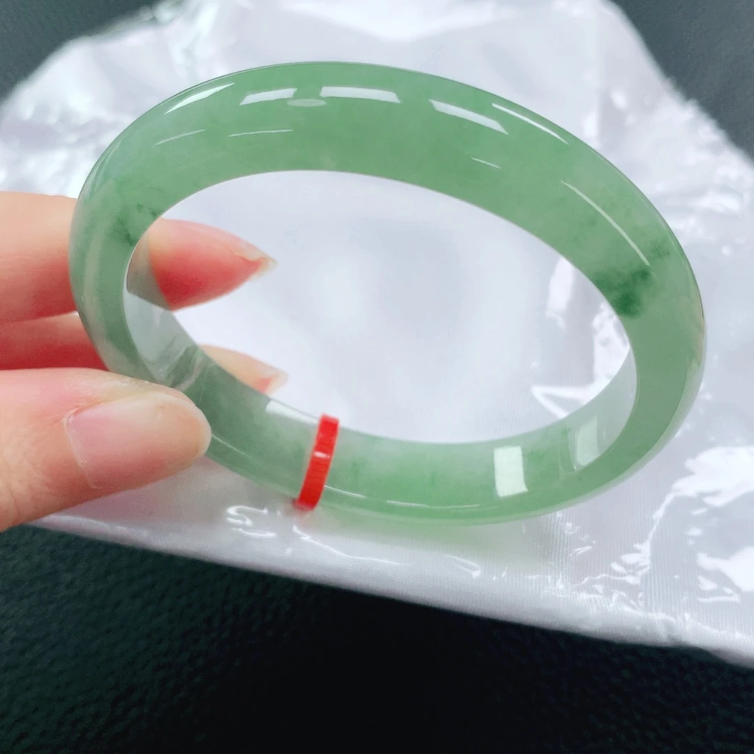 翡翠手镯未镶嵌53贵