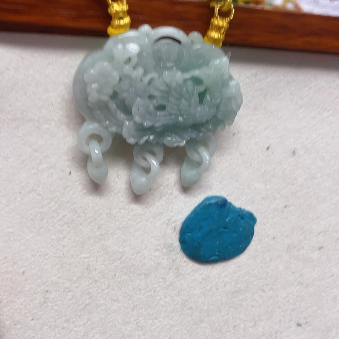 翡翠未镶嵌颈饰凤穿牡丹锁