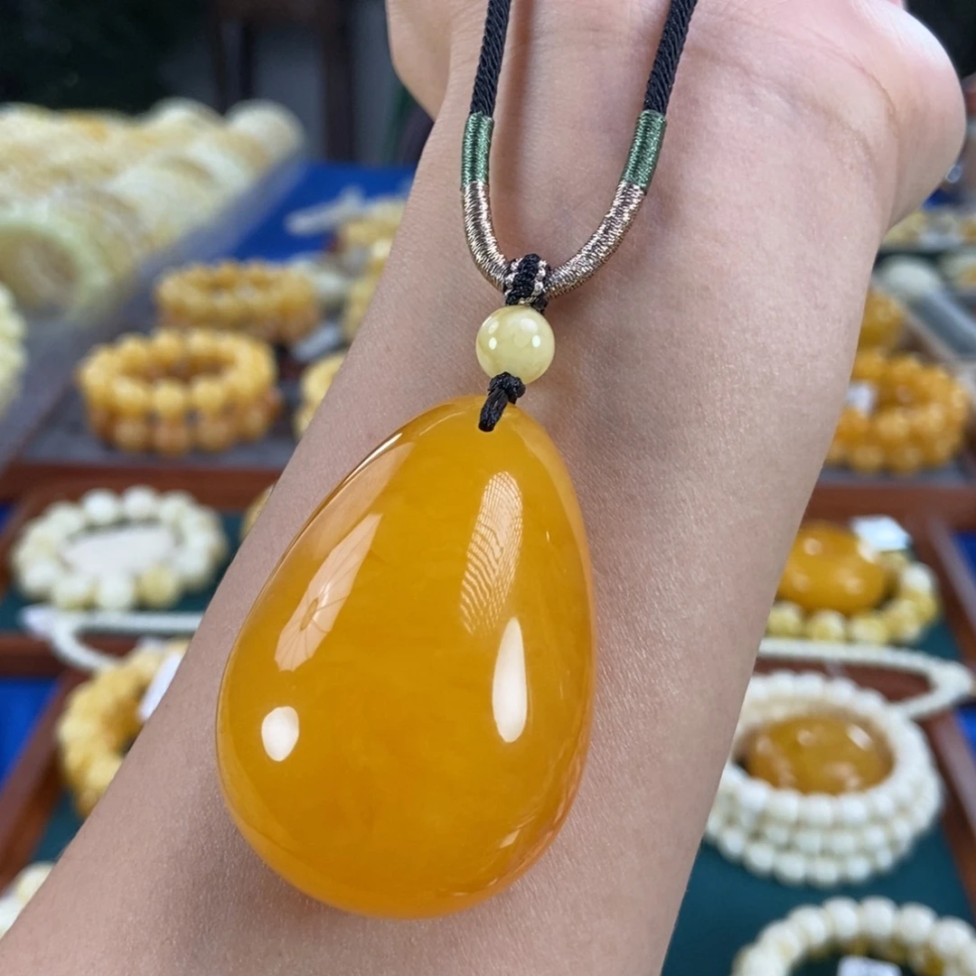 琥珀未镶嵌珠宝奇石19.8鸡油红水滴吊坠