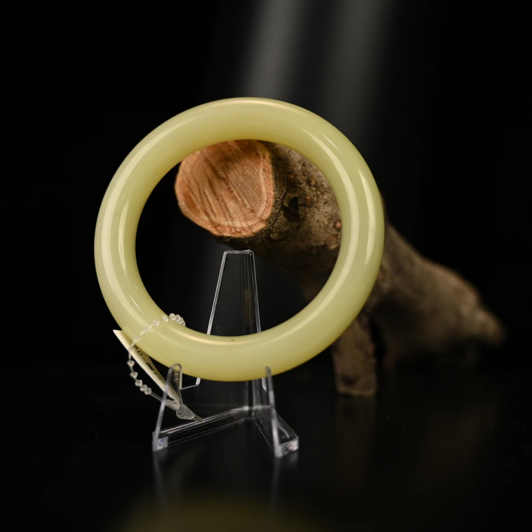 LOT8829 25YU106683和田玉黄玉手镯/匡时