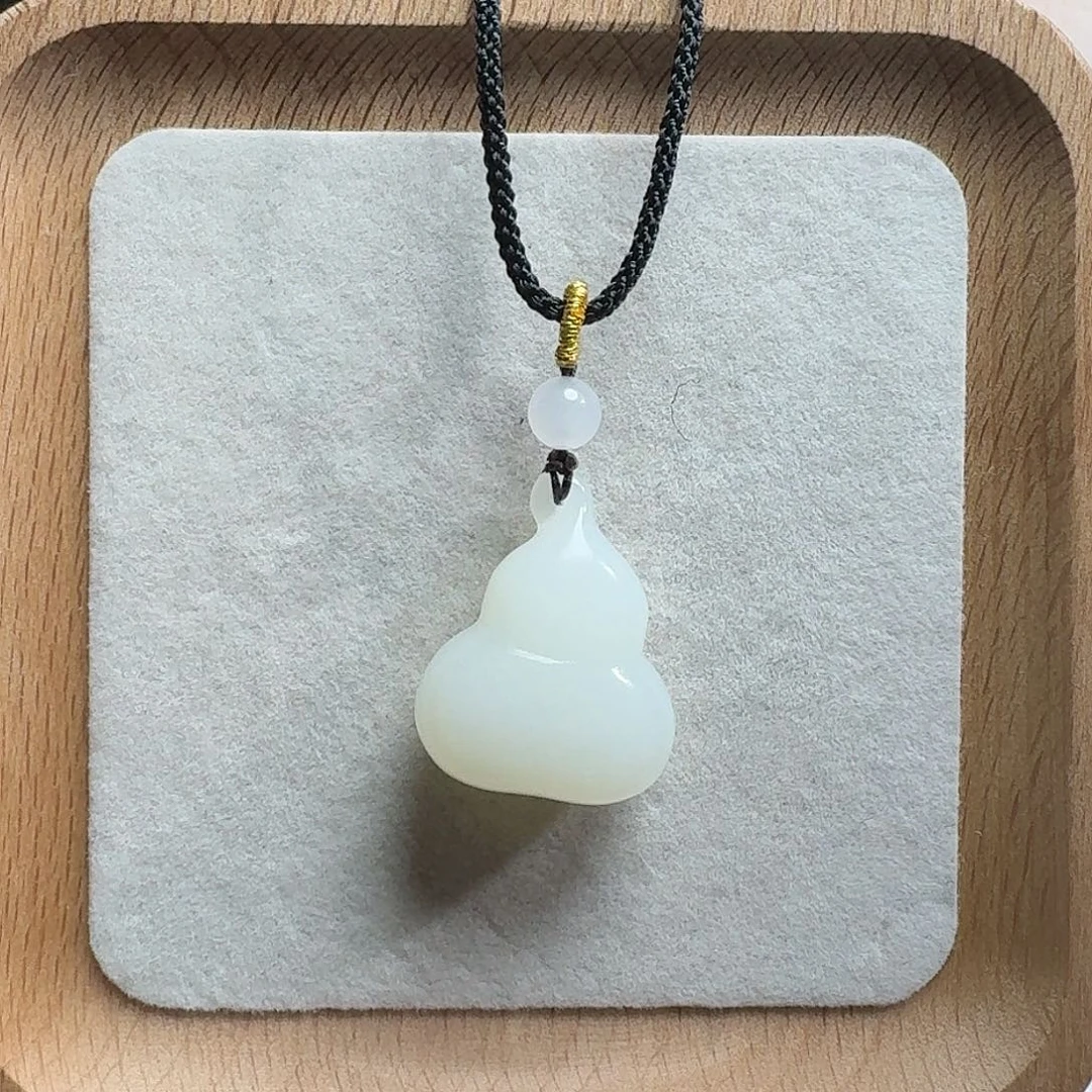 陈***陈和田玉未镶嵌颈饰葫芦