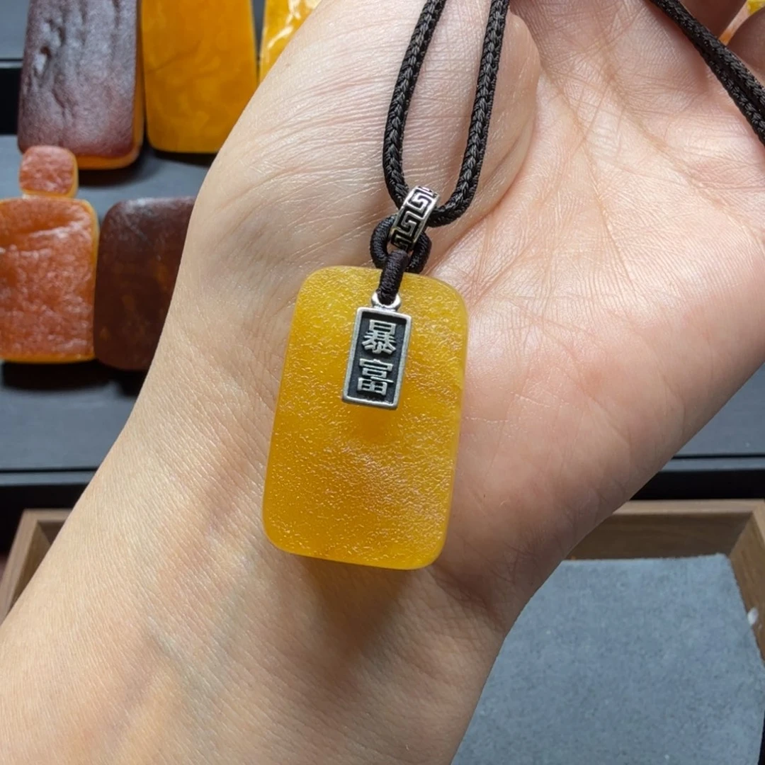 未镶嵌吊坠(赠链)琥珀