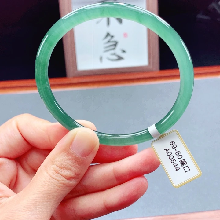 未镶嵌手镯翡翠圆镯