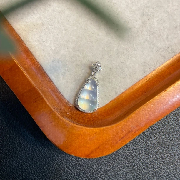 天然A货翡翠高冰种豆子吊坠18k金南非真钻镶嵌项链轻奢气质款